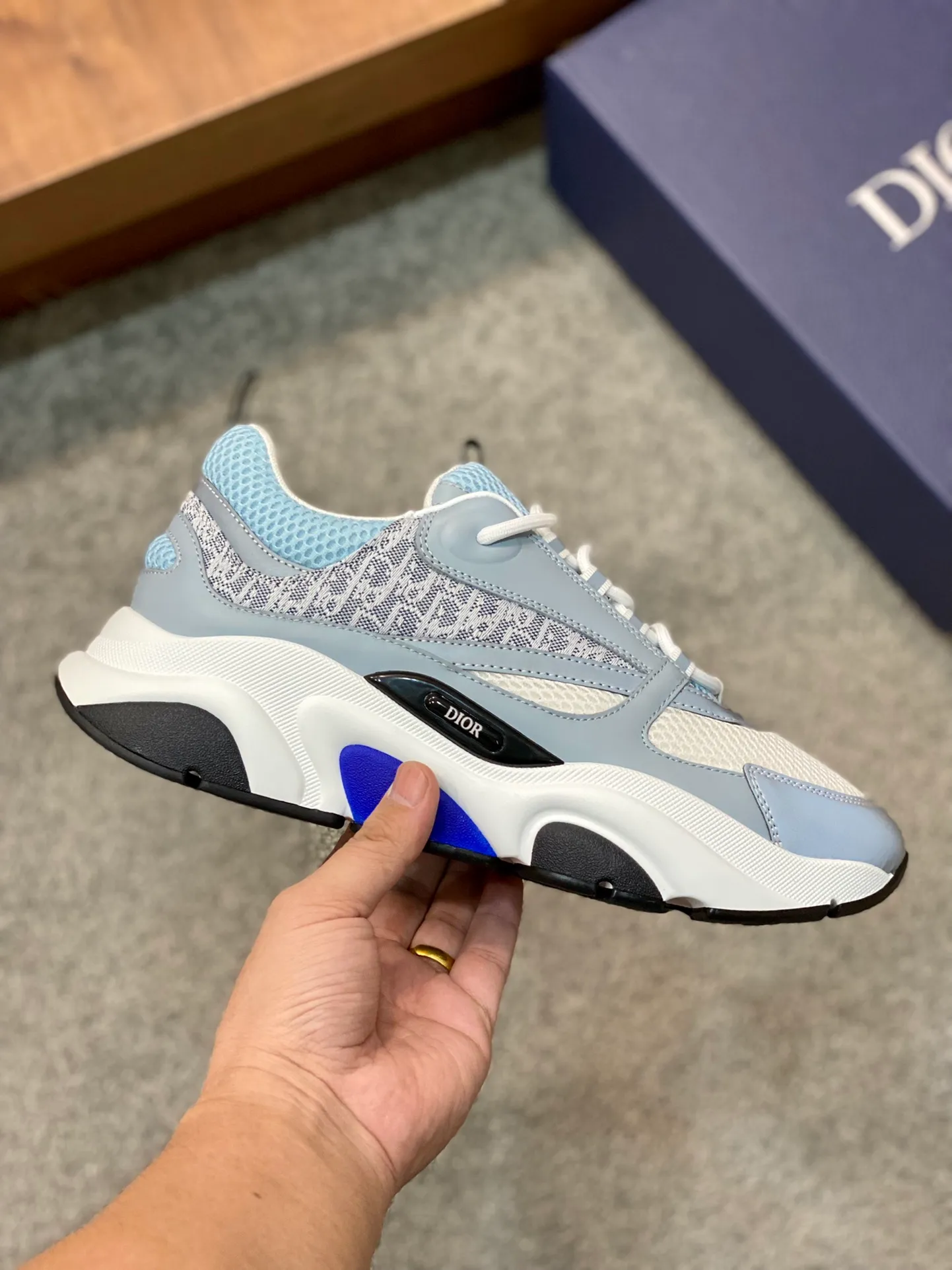 Factory price: 500💰 Dior B22 men's jogging fashion sneakers. This item draws inspiration from retro jogging shoes. It adopts a thick low-top design, with an upper made of leather and mesh fabric, and a black and white engraved rubber sole. The side is decorated with an embossed "Di~r" logo. Code number: 38-45 (38, 45, 46 can be customized)